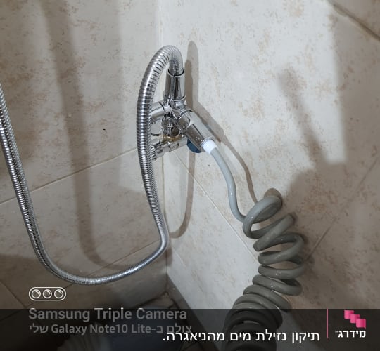 ברז מים עם צינור מתכת גמיש